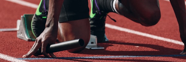田径运动员在跑道上冲刺的矫健身姿