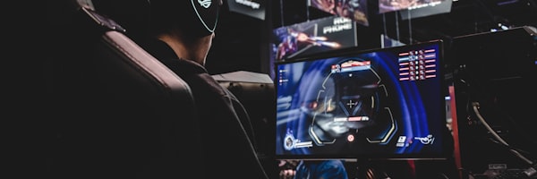 电竞比赛现场职业选手全神贯注操作设备的场景