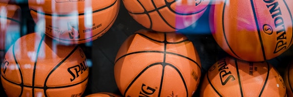 足球运动员在绿茵场上激烈拼抢的瞬间